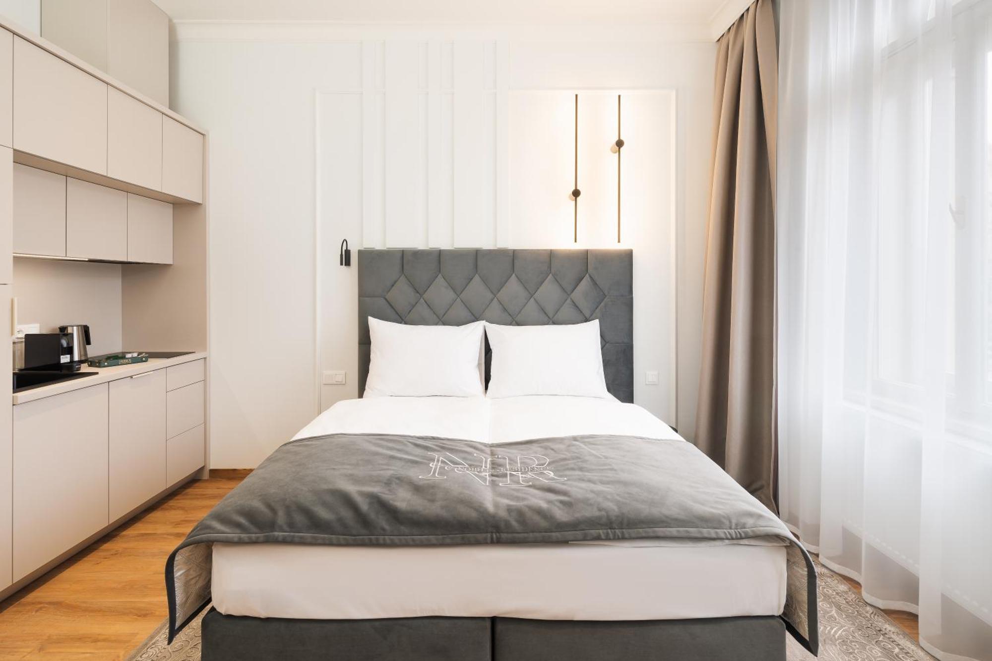 Apartamento SUPERIOR con balcón y vistas a la plaza